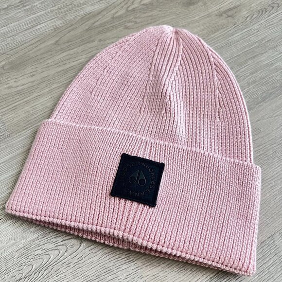 Moose Knuckles Accessories - NWT Moose Knuckles Women's knit Rose Smoke Snowbank Beanie 100% Merino Wool